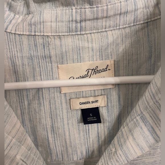 Excellent condition Women’s universal thread button down | Size Small - Picture 2 of 2